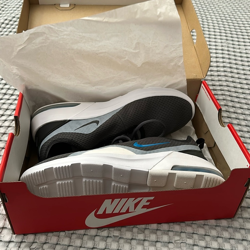 NEW IN BOX 10 1/2 Nike Air Max Motion 2 ES1